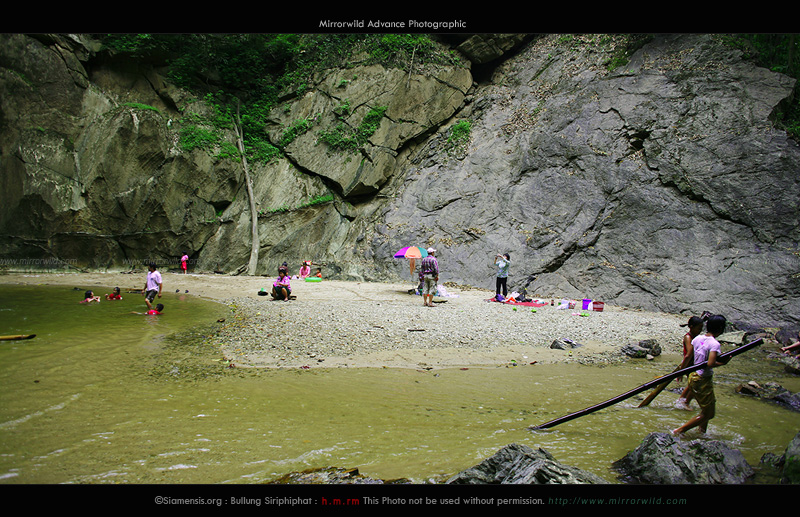 บริเวณหาดริมน้ำตกยังอนุญาติให้นำอาหารเข้าไปทานได้
