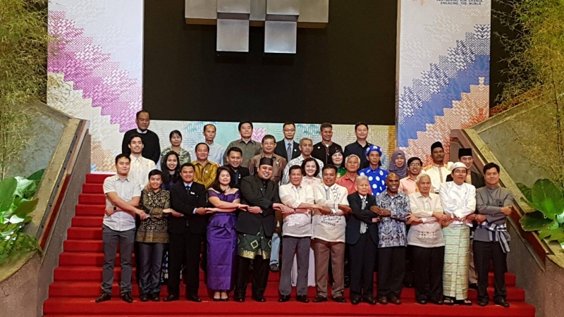 ผู้รับรางวัลประเภทต่างๆถ่ายภาพรวมกับประธานาธิบดี Rodrigo Duterte ประเทศฟิลิิปปินส์ ในงาน 50th Anniversary Golden celebration of ASEAN