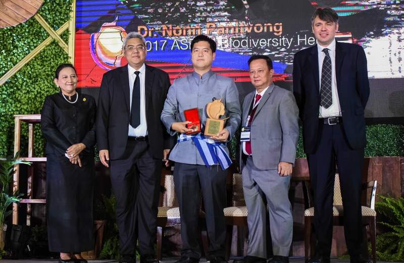 (left to right) Mrs. Patama Domrongphol, Senior Environmental Official, Director, CBD National focal Point Cluster, Biodiversity Division, Office of Natural Resources and Environmental Policy and Planning, Thailand; H.E. Vongthep Arthakaivalvatee, Deputy Secretary-General of ASEAN for ASEAN Socio-Cultural Community; Dr. Nonn Panitvong, Thailand’s ASEAN Biodiversity Hero; ASEAN Centre for Biodiversity (ACB) Executive Director Roberto V. Oliva; and Mr. Michael Bucki, EU