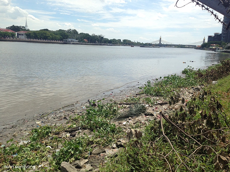 ที่ชายน้ำของแม่น้ำเจ้าพระยาในเขตจังหวัดนนทบุรี อยากได้แบบนี้หรือไม่?