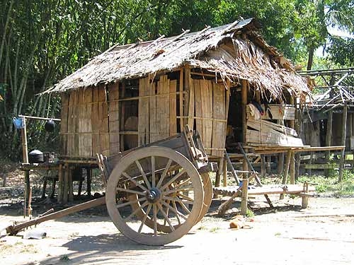 กระท่อมเล็กๆ ที่หมู่บ้านเหมืองกับเกวียนที่เอาไว้ใช้งานจริงๆ ไม่ได้ประดับบ้านเหมือนในกรุงเทพ