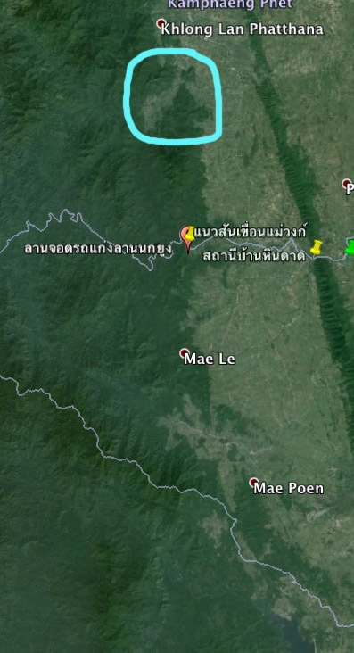 ลองดูภาพจาก Google Earth เทียบกับภาพด้านบน ก็จะเห็นว่าพื้นที่ในแรเงาสีเขียว เป็นพื้นที่เกษตรกรรมและมีสิ่งปลูกสร้างอยู่กระจัดกระจายทั้งหมด