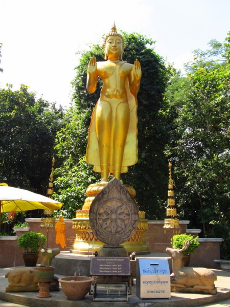 ขอพรจากองค์พระท่าน ขอให้น้ำลดเพื่อจะได้เข้าไปฟื้นฟูความเสียหายในบ้านโดยเร็ว