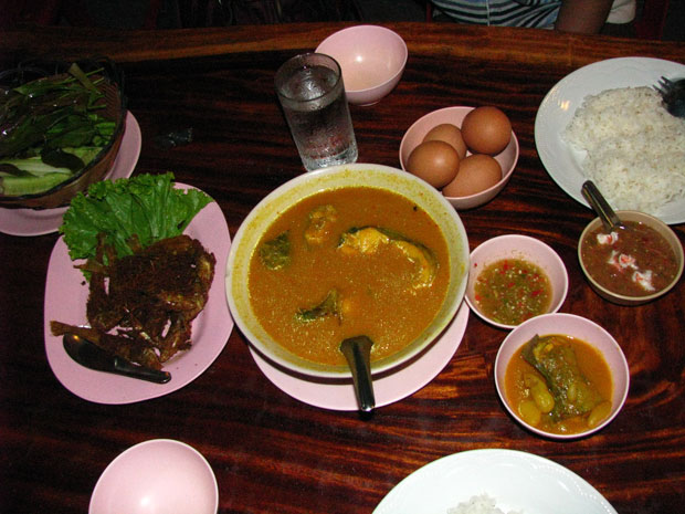 แกงส้ม ปลาทอด น้ำพริก อย่างหรอย